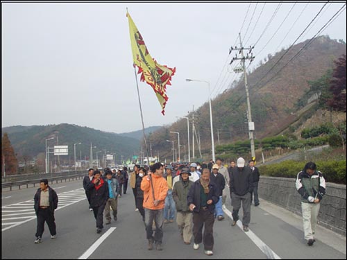 검문소 앞에서 경찰과 대치하던 농민들은 최인기 의원에게 농민들의 입장을 전달하기 위해 최의원 사무실로 몰려갔다. 